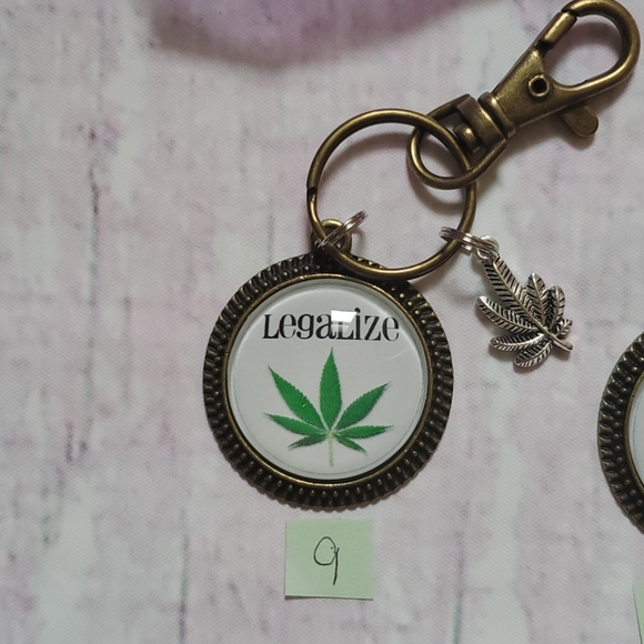 Handmade Weed Leaf Keychains - Picture 2 of 7